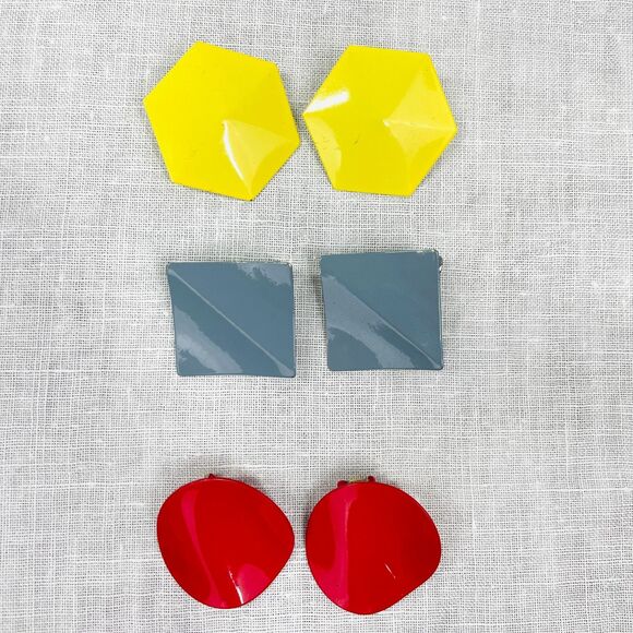 Vintage 80s Earrings Set Clip On Earrings Yellow Gray Red Modern Chunky 80s VTG - Picture 2 of 8